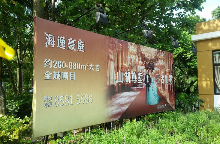 庭院雙開銅門安裝實景案例,與自然景致相融合