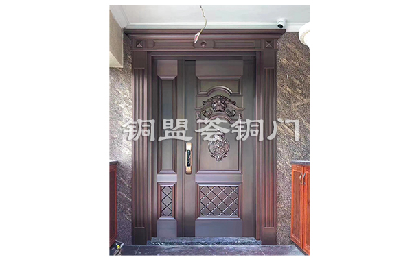 “大業(yè)鼎成”銅門，輝映春華四季園