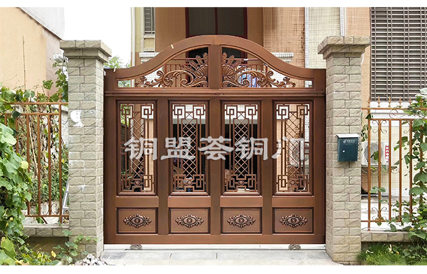 翠綠私家花園，庭院銅門與自然景致相融合