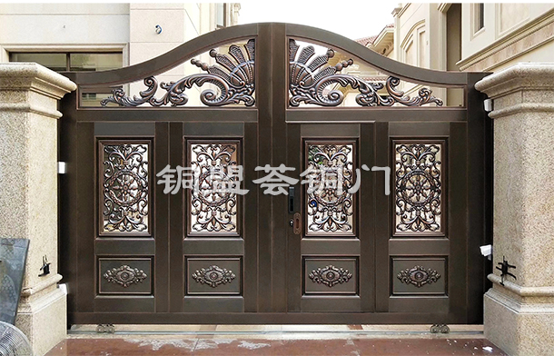 夢(mèng)覺(jué)大庭院，牽情系庭院銅大門