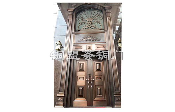 8米多高傾斜風(fēng)水銅門，藏風(fēng)聚氣生財(cái)利業(yè)
